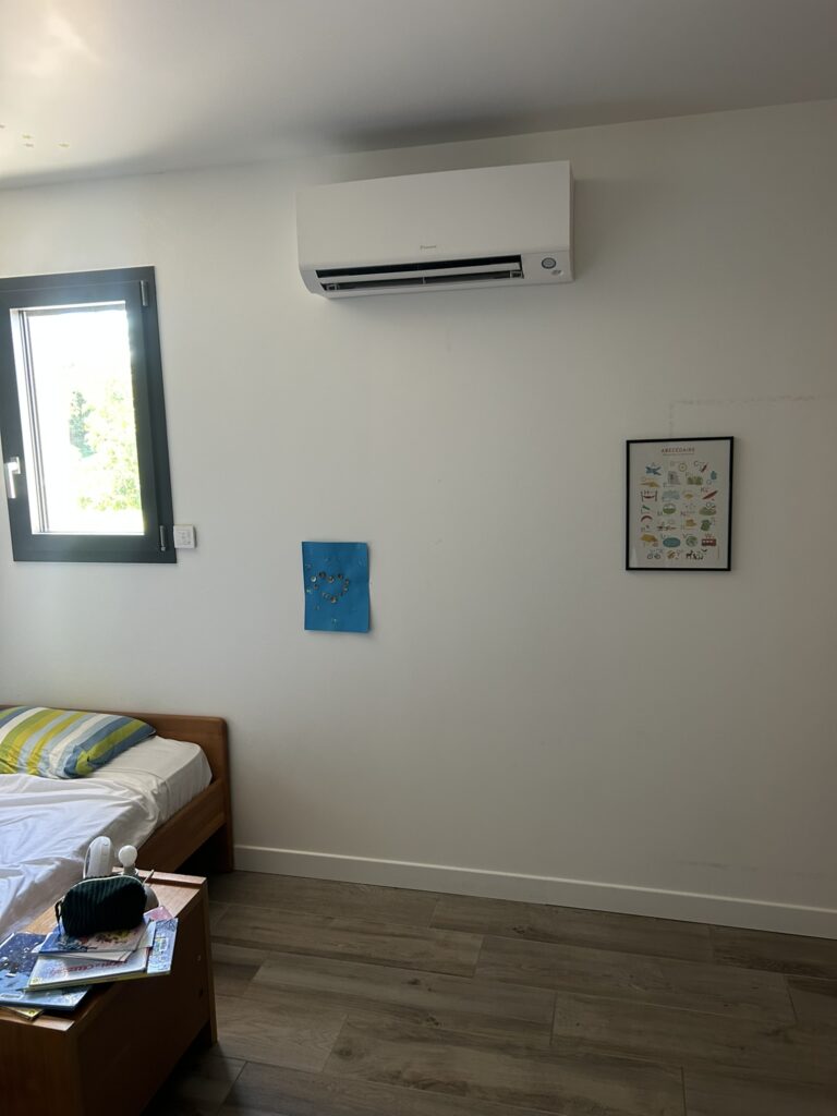 Climatisation murale posée dans une chambre